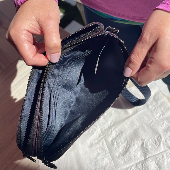 Perfect condition- Lululemon dual zipper 3 pocket wristlet/clutch - Picture 3 of 5